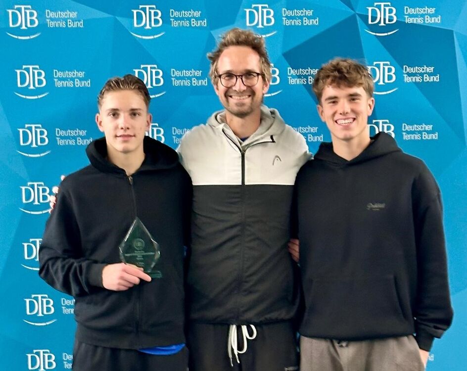 Henrik Neuss (l.) mit TVM-Head Coach Alexander Flock und Ben Stecker (r.)