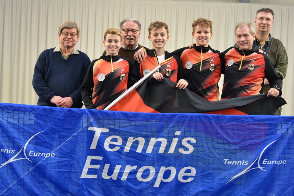 Team Germany bei der Siegerehrung 2024 mit TVM-Ehrenvorsitzenden Dr. Manfred Weber (l.), TVM-Jugendwart und Turnierdirektor Kuno Stirnberg (mitte hinten) und Turnierdirektor Markus Schall (r.). Fotograf: Jürgen Ziemann