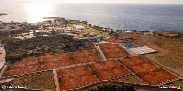 Luftbild Tennis-, Padel- und Fitnesscenter Kalimera Kriti Hotel und Village Resort Kreta. TVM-Tennisreisen