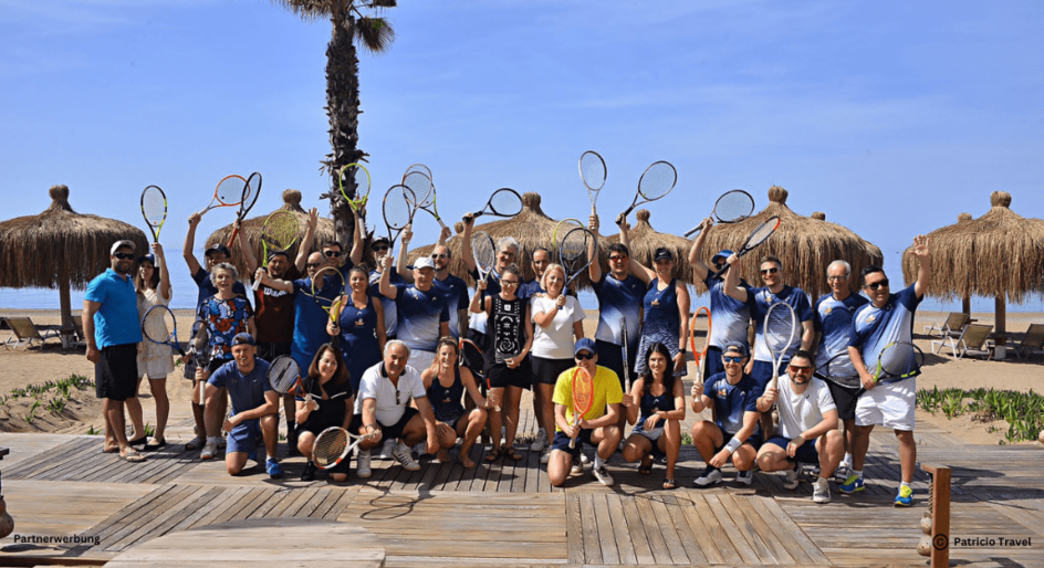 Gruppe auf Tennisreise. Gruppen- und Trainerreisen mit Patricio Travel und dem Tennisverband Mittelrhein.