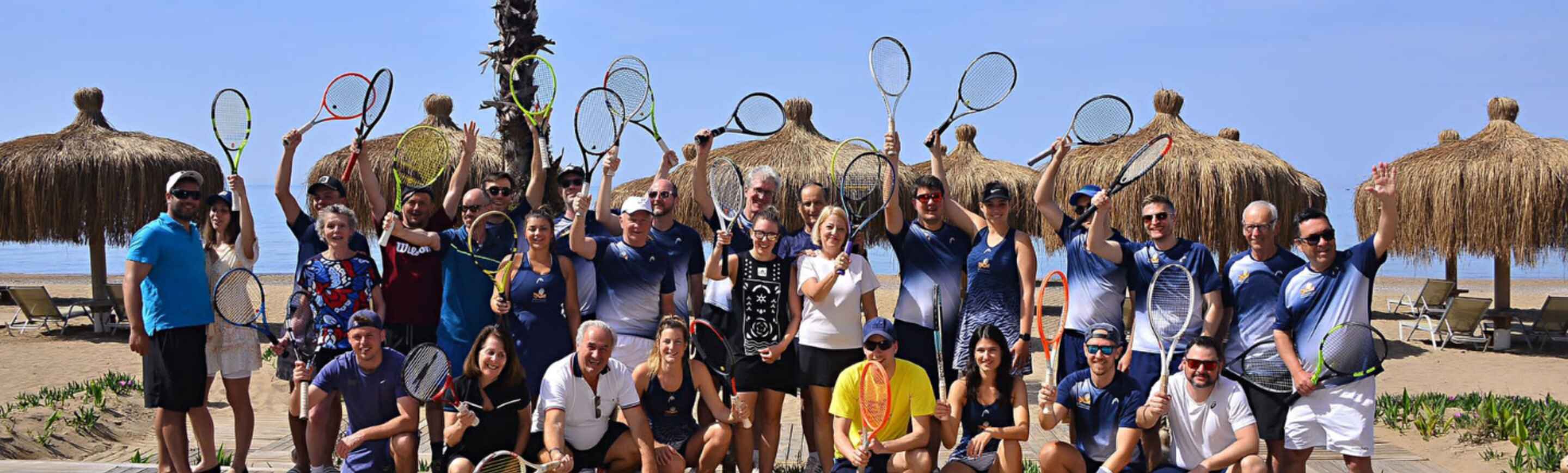 TVM-Tennisreisen. Gruppenbild einer Tennis-Reisegruppe mit Patricio Travel. Bildrecht liegt bei Patricio Travel 